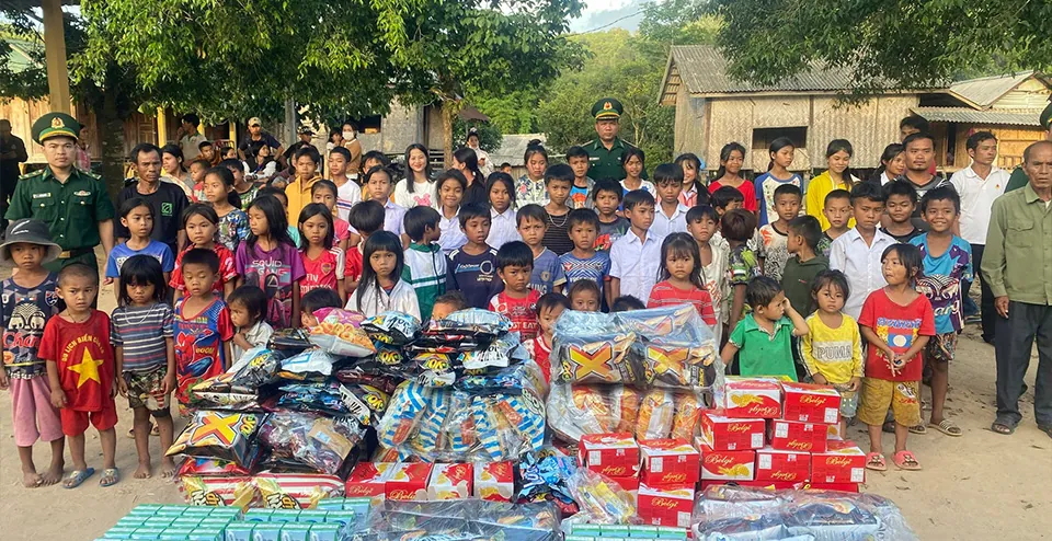 Biểu tượng bóng đèn sáng tạo và bánh răng công nghệ