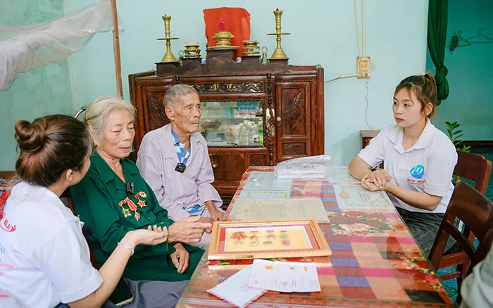 Hình ảnh minh họa phụ huynh sử dụng công cụ kiểm soát để bảo vệ trẻ em khỏi nội dung cờ bạc trực tuyến.